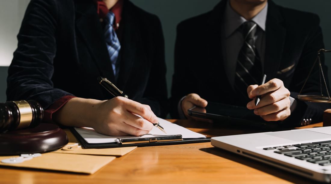 Dos profesionales con traje