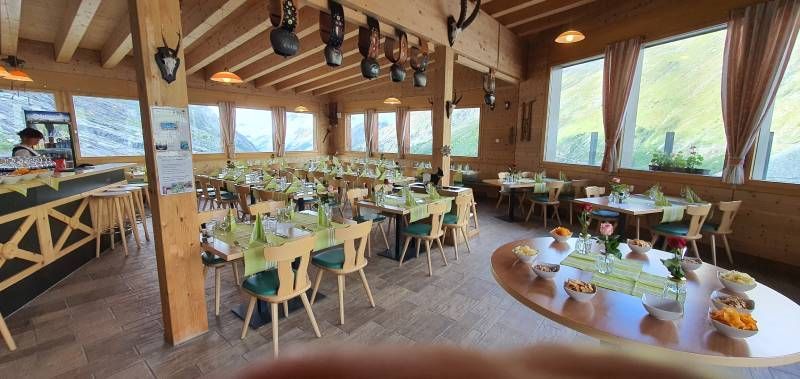 Tische im Restaurant Mattmark