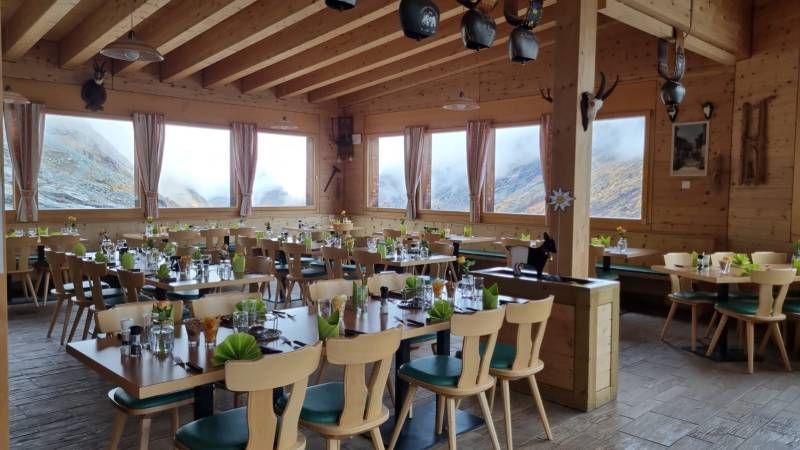 Tische im Restaurant Mattmark