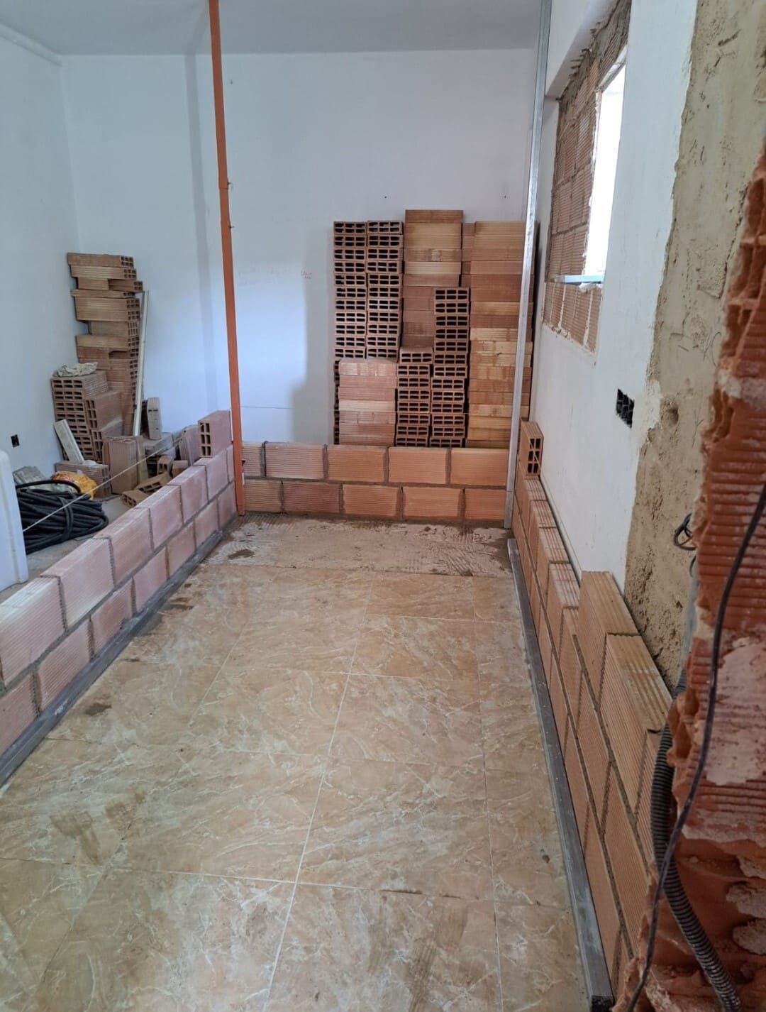 Se está construyendo un muro de ladrillos en una habitación.