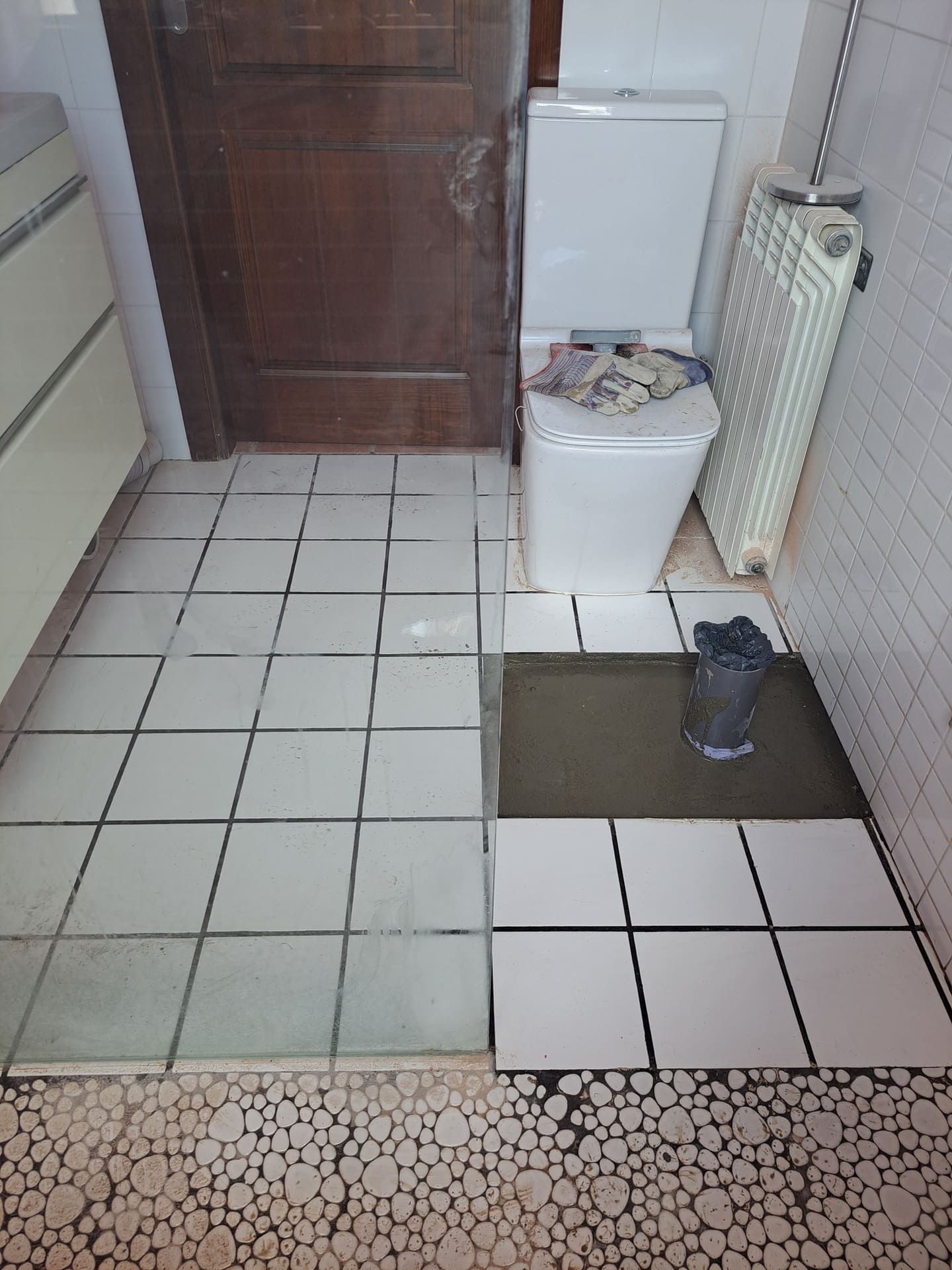 Un baño con inodoro y radiador.
