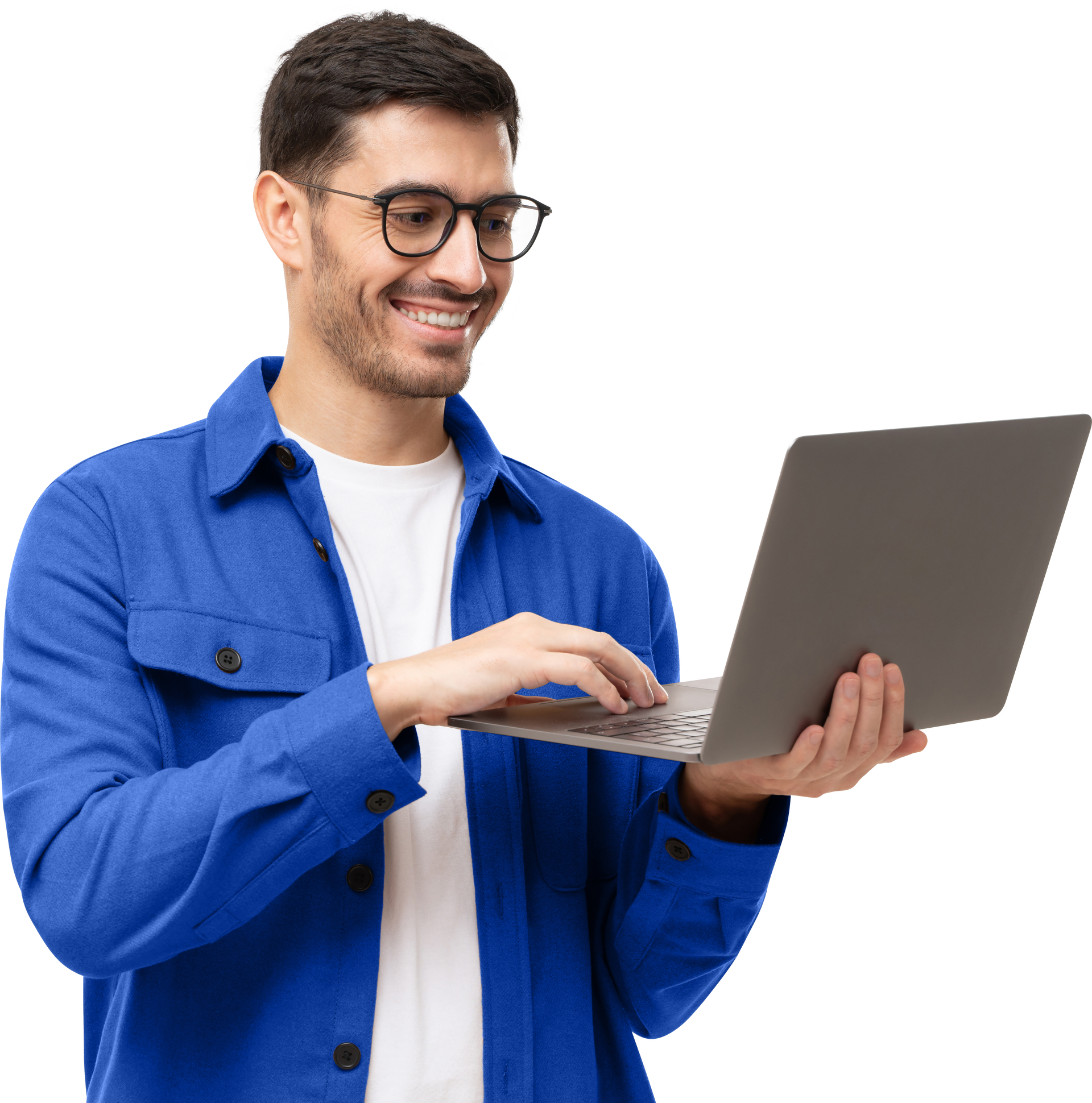 Un homme qui regarde un ordinateur