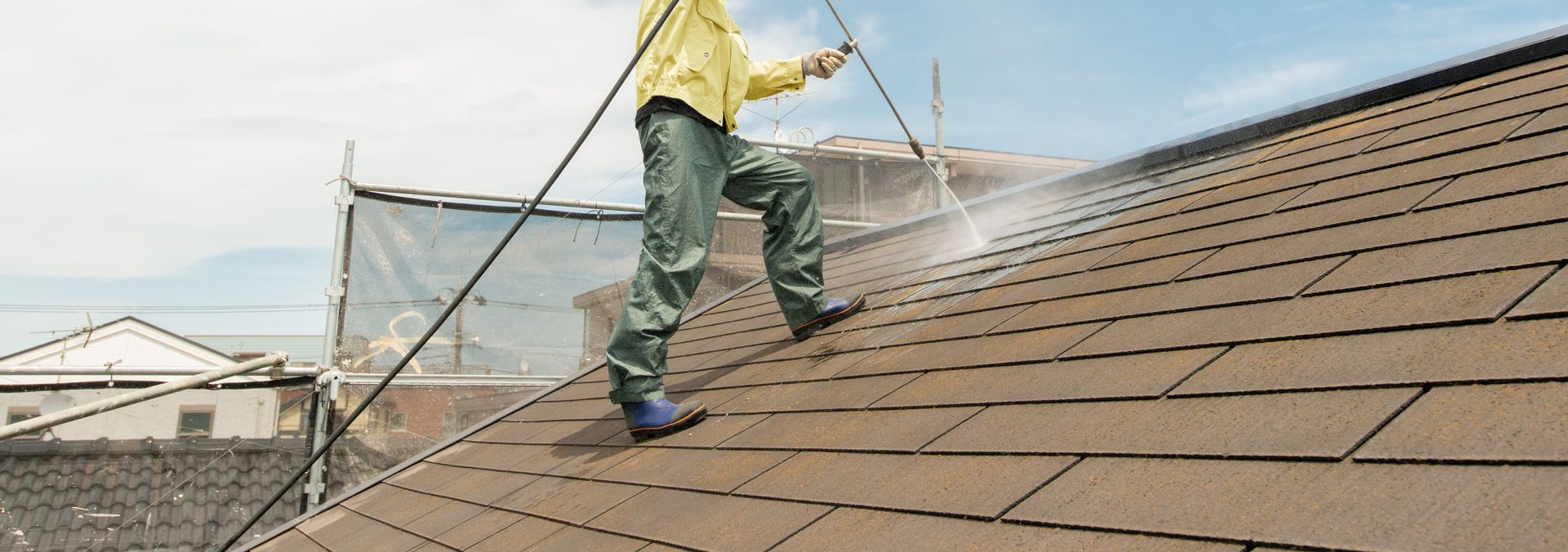 Homme qui passe un traitement de toiture