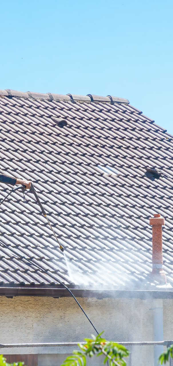 Homme qui nettoie une toiture