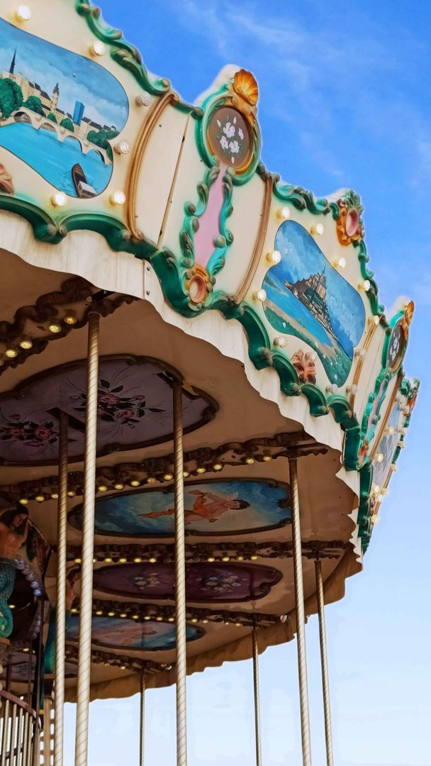 Carrousel orné de sculptures et de panneaux peints.