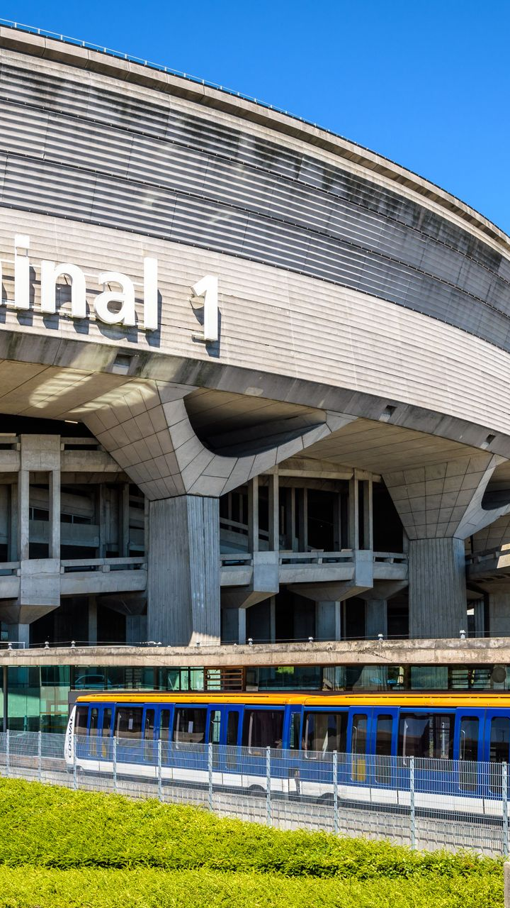 Train au pied du terminal 1 de l'aéroport de Paris-Charles de Gaulle.