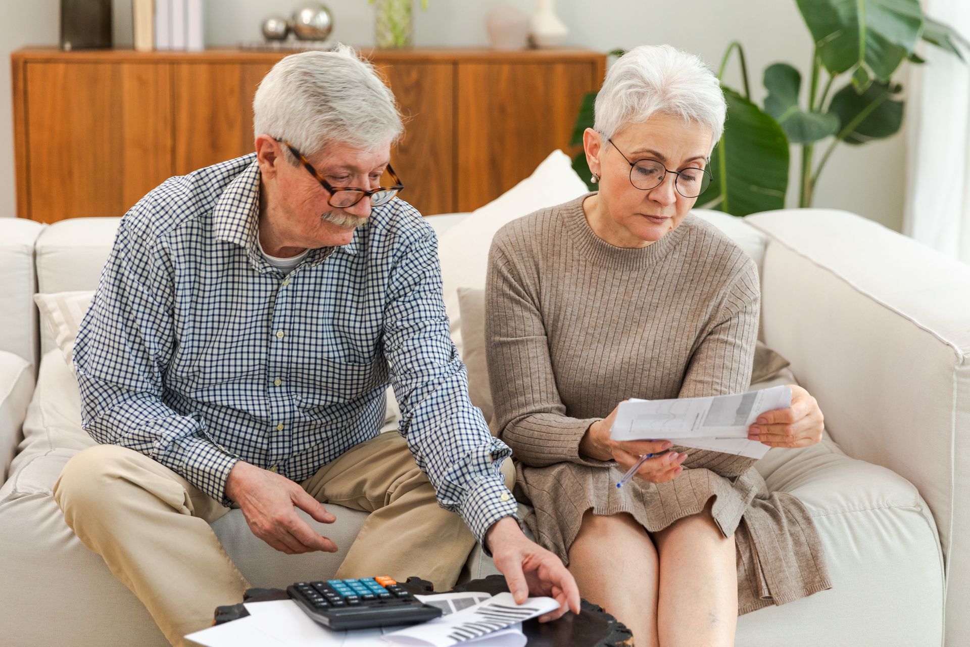 Personnes agées qui regardent des papiers