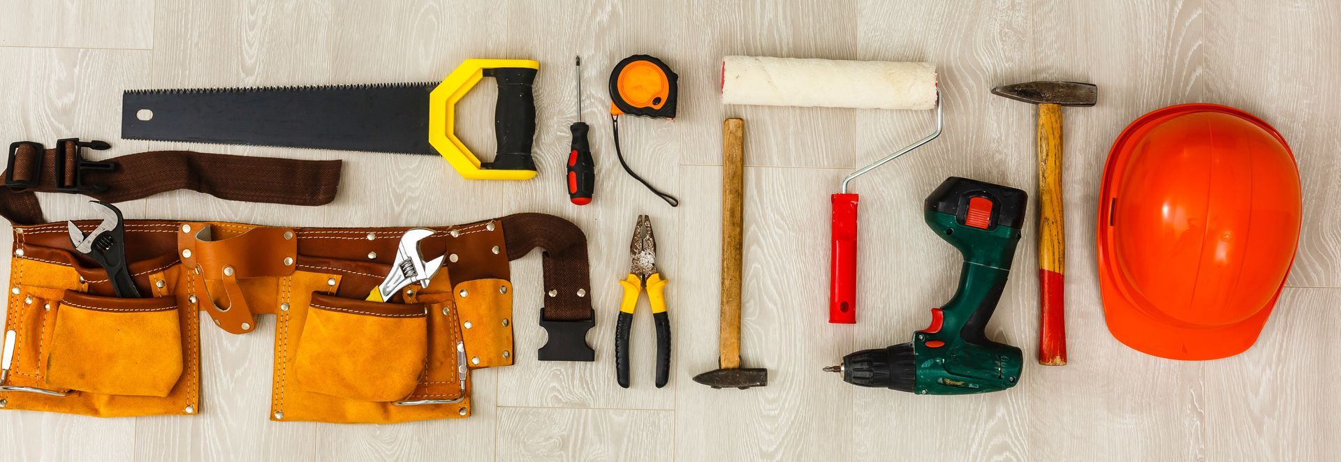 Outils posés sur une table