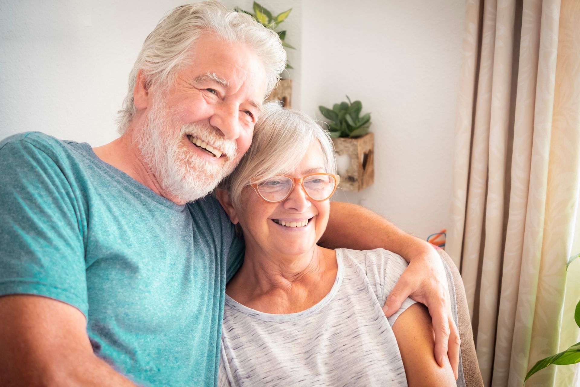 Couple de personnes âgées heureuses