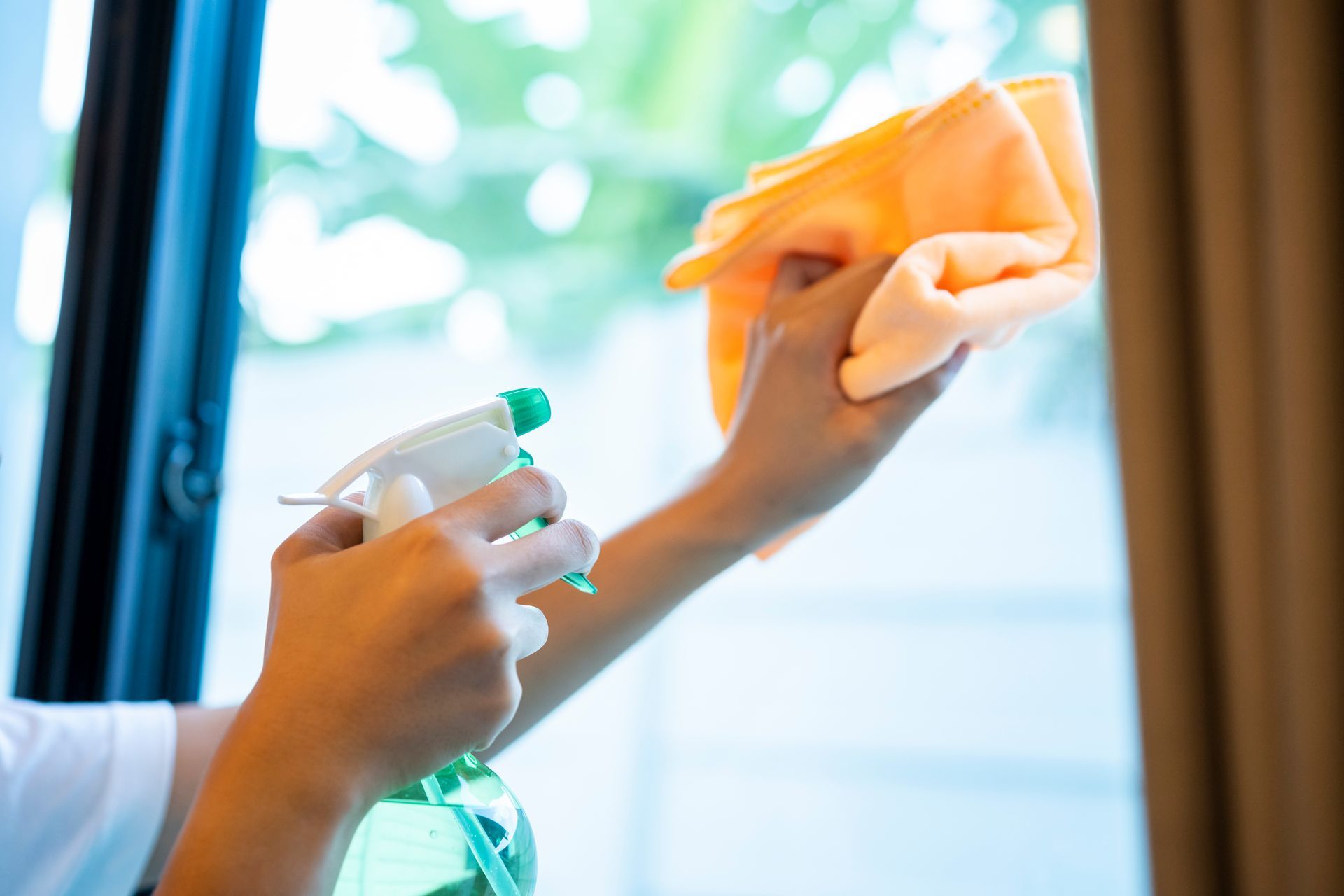 Nettoyage de vitres avec un spray