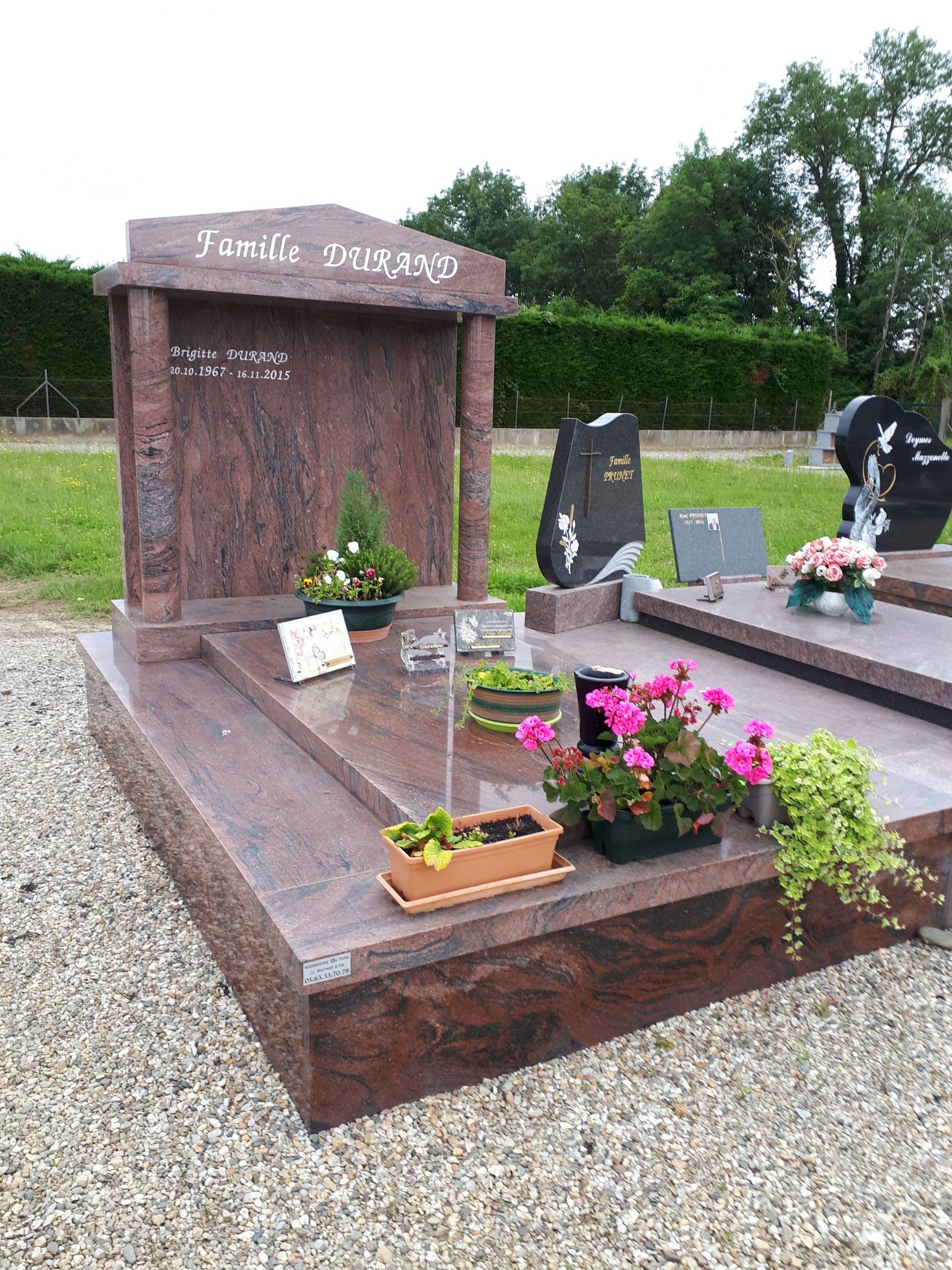 Monument funéraire avec le granit du Tarn