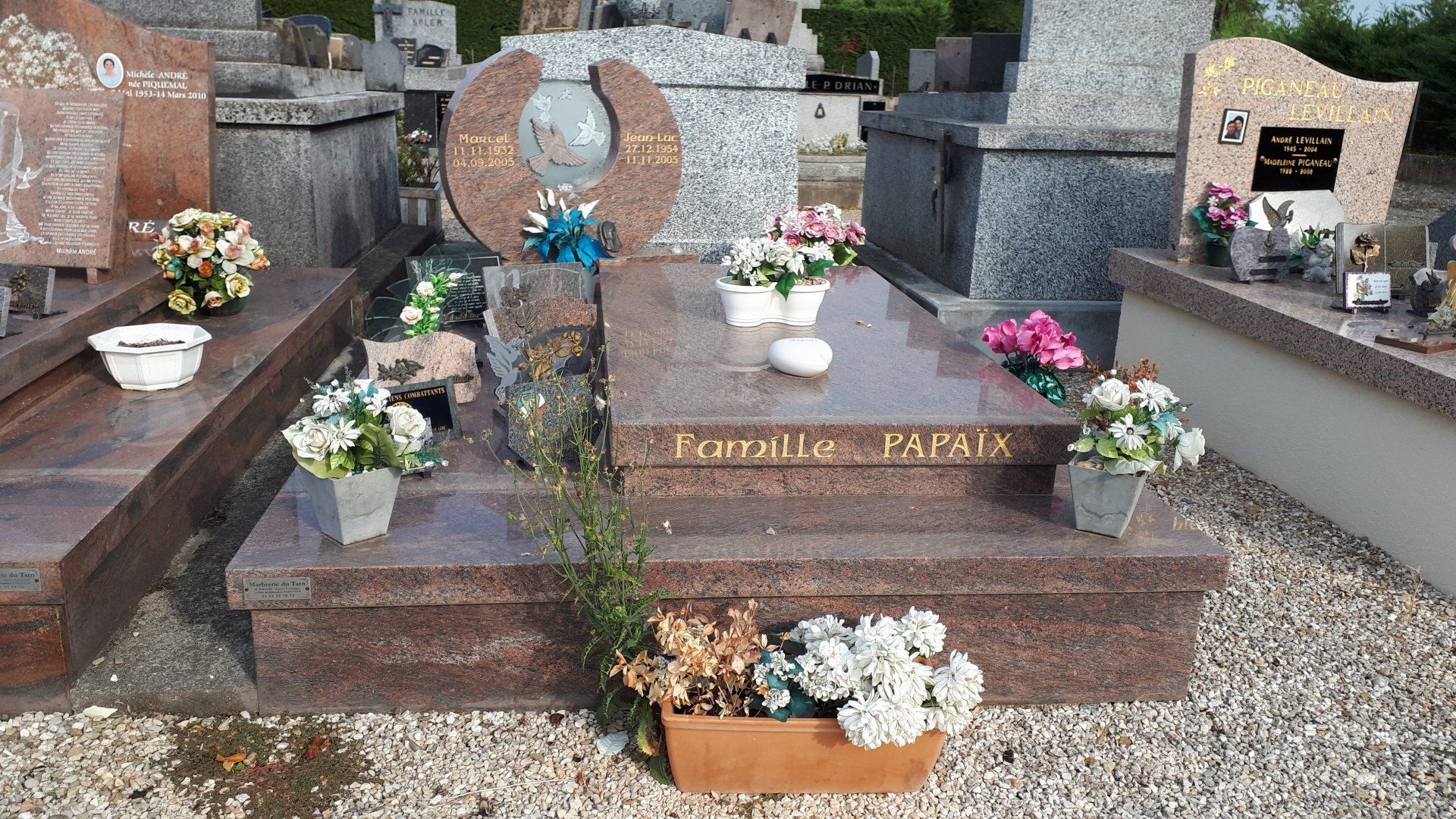 Pierre tombale - réalisation et gravure