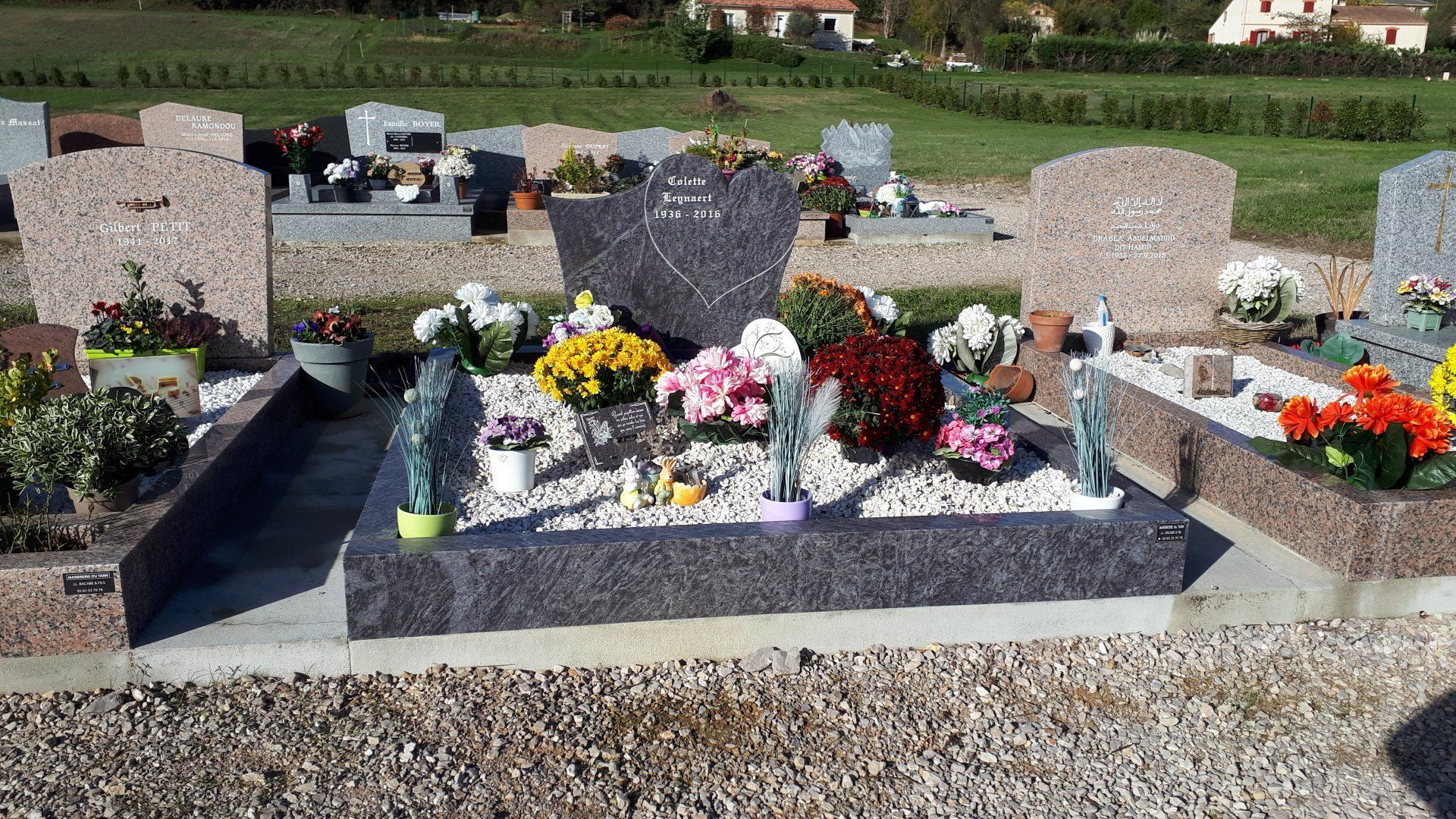 Pierre tombale en pierre