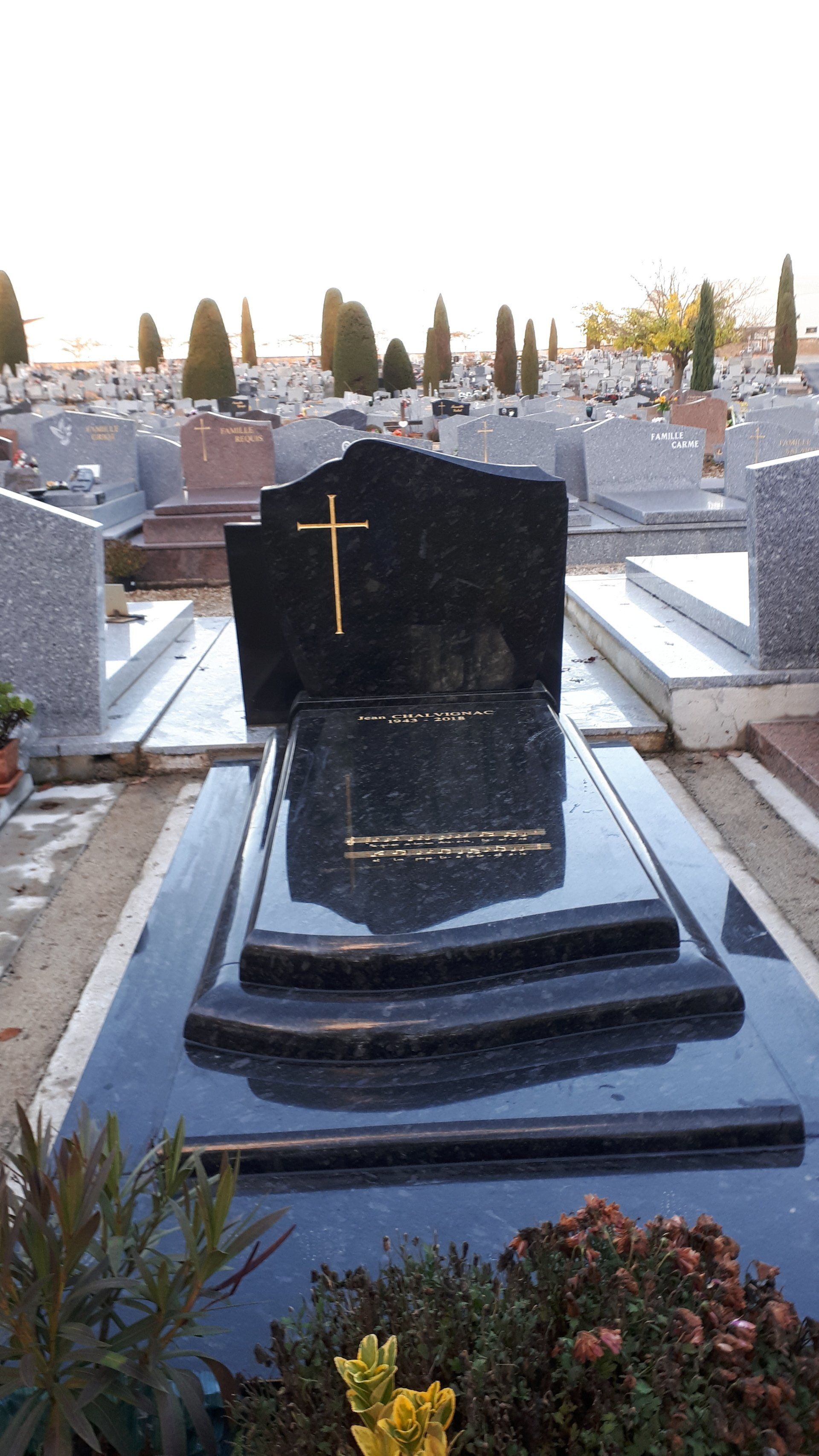 Monument funéraire en pierre naturelle