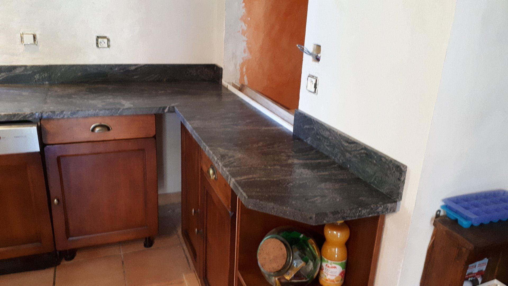 Plan de travail et crédence en granit de Saint-Salvy