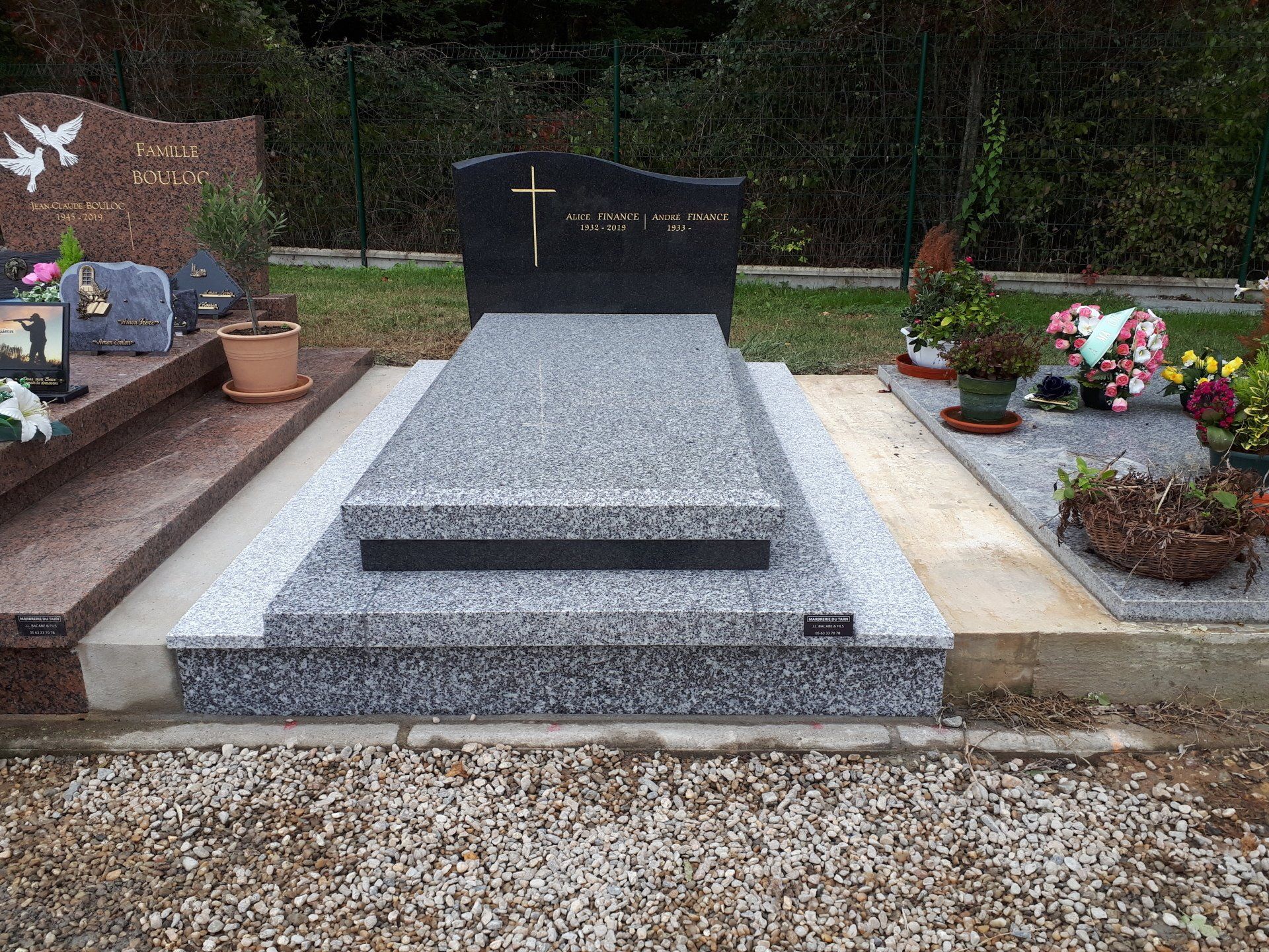 Construction et pose de monuments funéraires en granit gris et noir