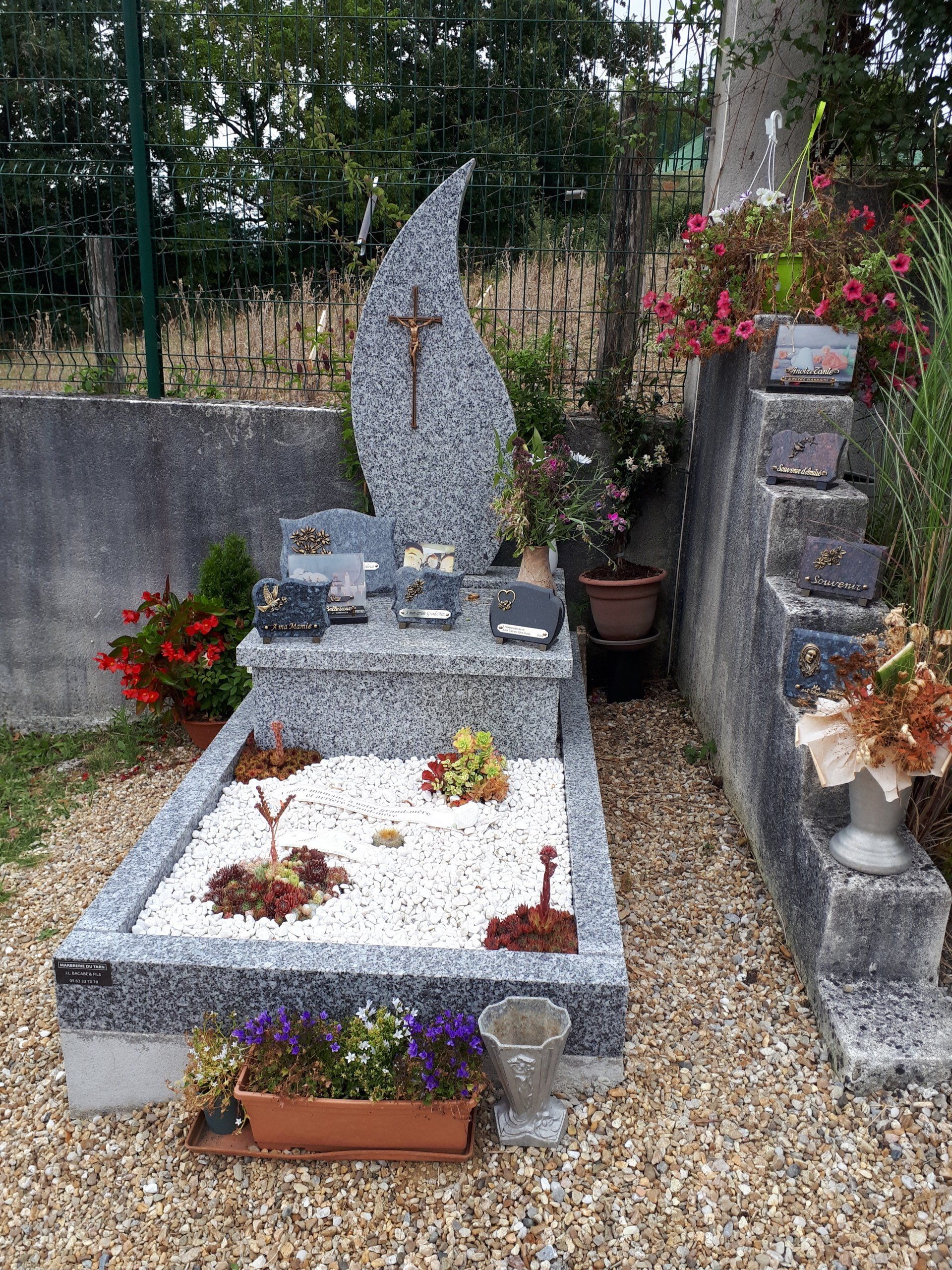 Monuments funéraires et plaques funéraires