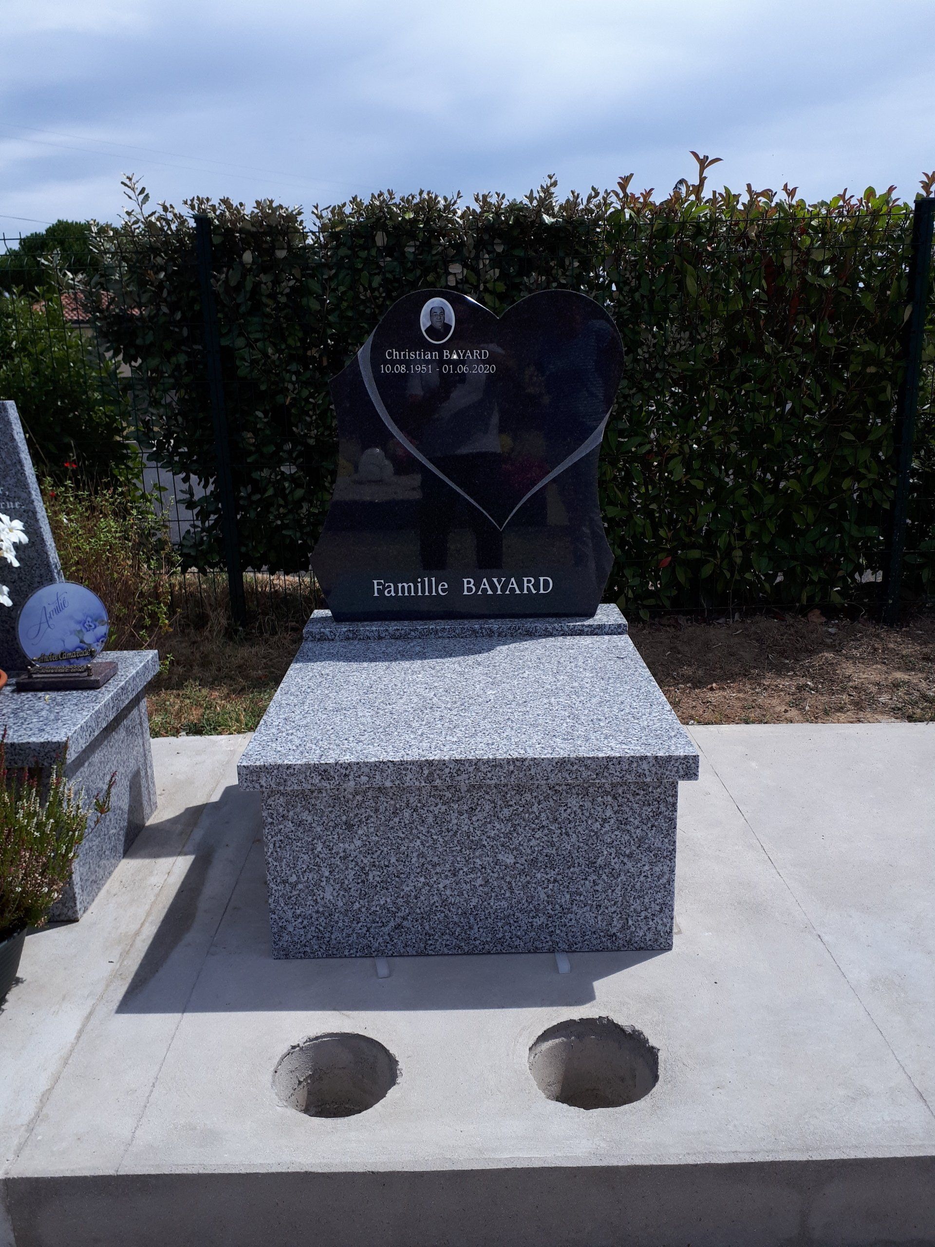 Monuments funéraires personnalisés  avec un espace pour les vases