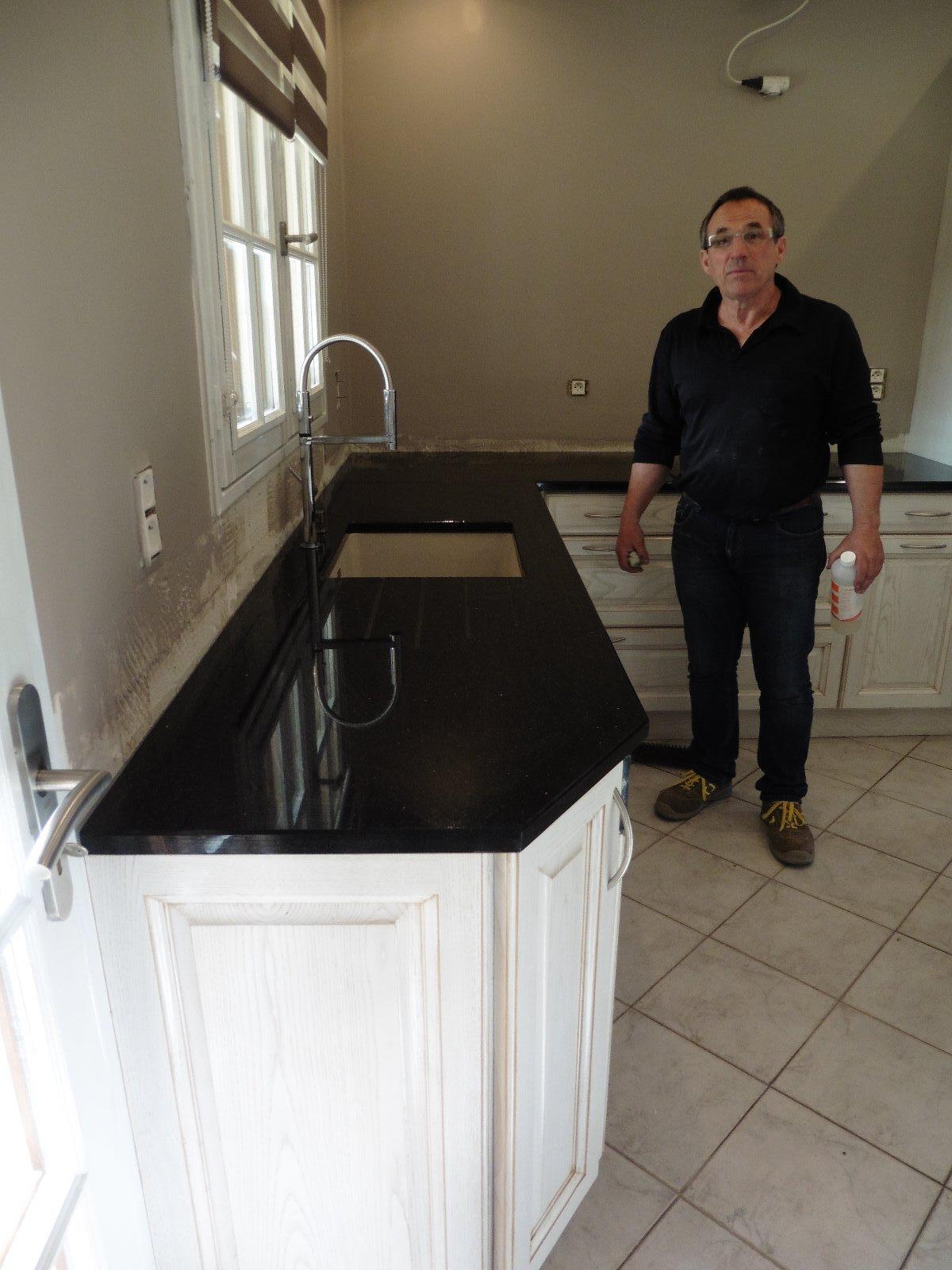 Professionnel de la pose de plan de travail en pierre