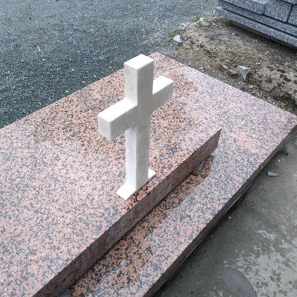 Réalisation de croix en pierre blanche pour une pierre tombale