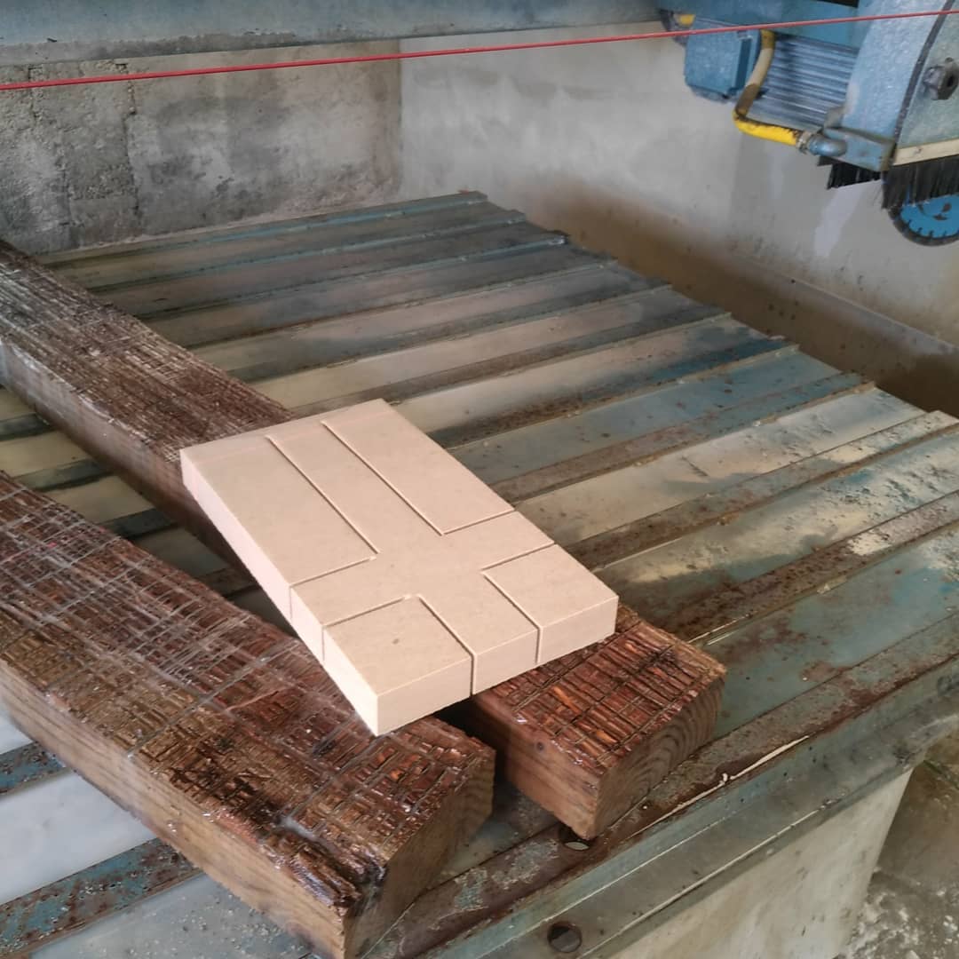 Façonnage de la pierre - réalisation de croix pour une pierre tombale