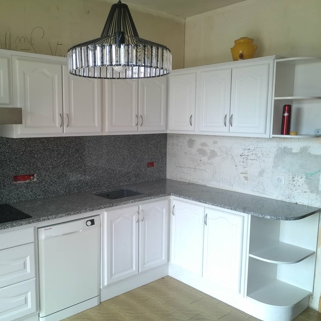 Plan de travail en granit de Saint-Salvy en une seule plaque