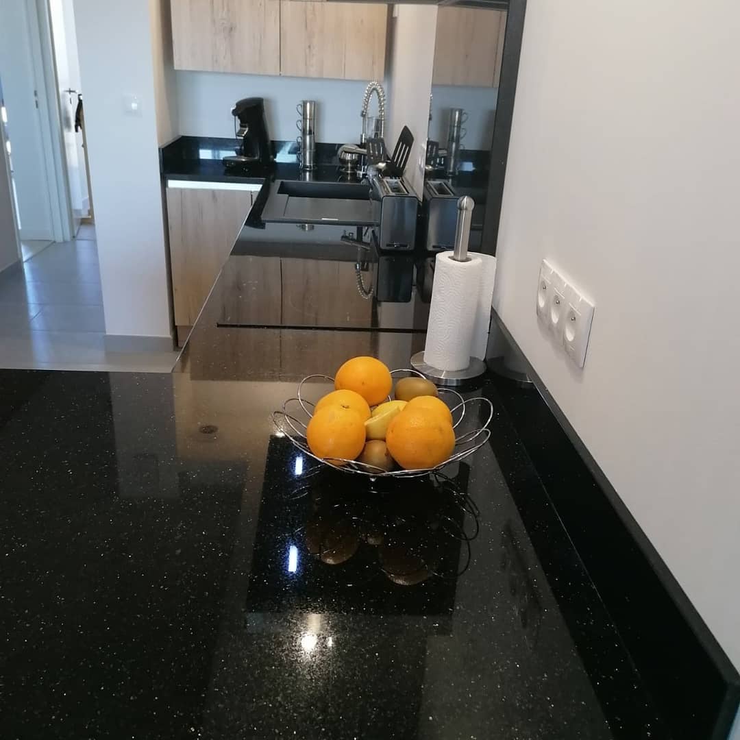 Plan de travail et remontée de hotte en granit