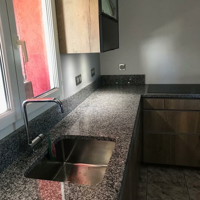 Plan de travail de cuisine en granit de Saint-Salvy