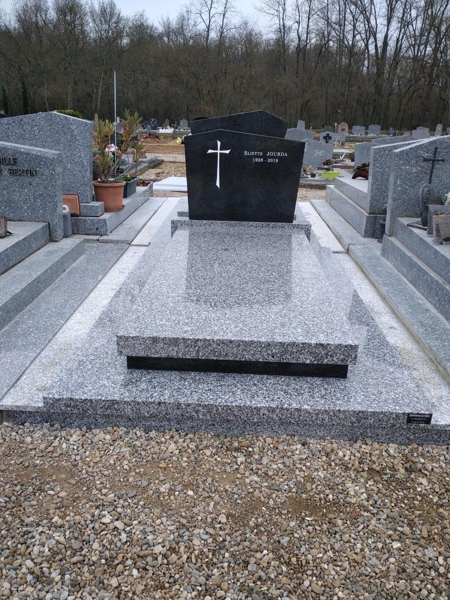 Gravure sur monument funéraire