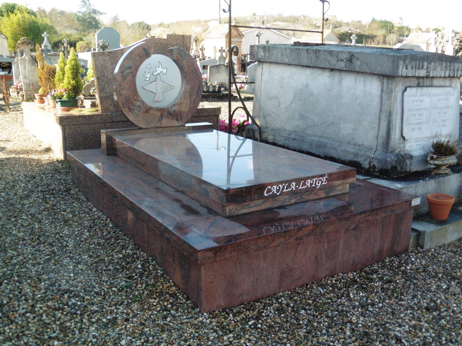 Réalisation de monument funéraire en pierre naturelle