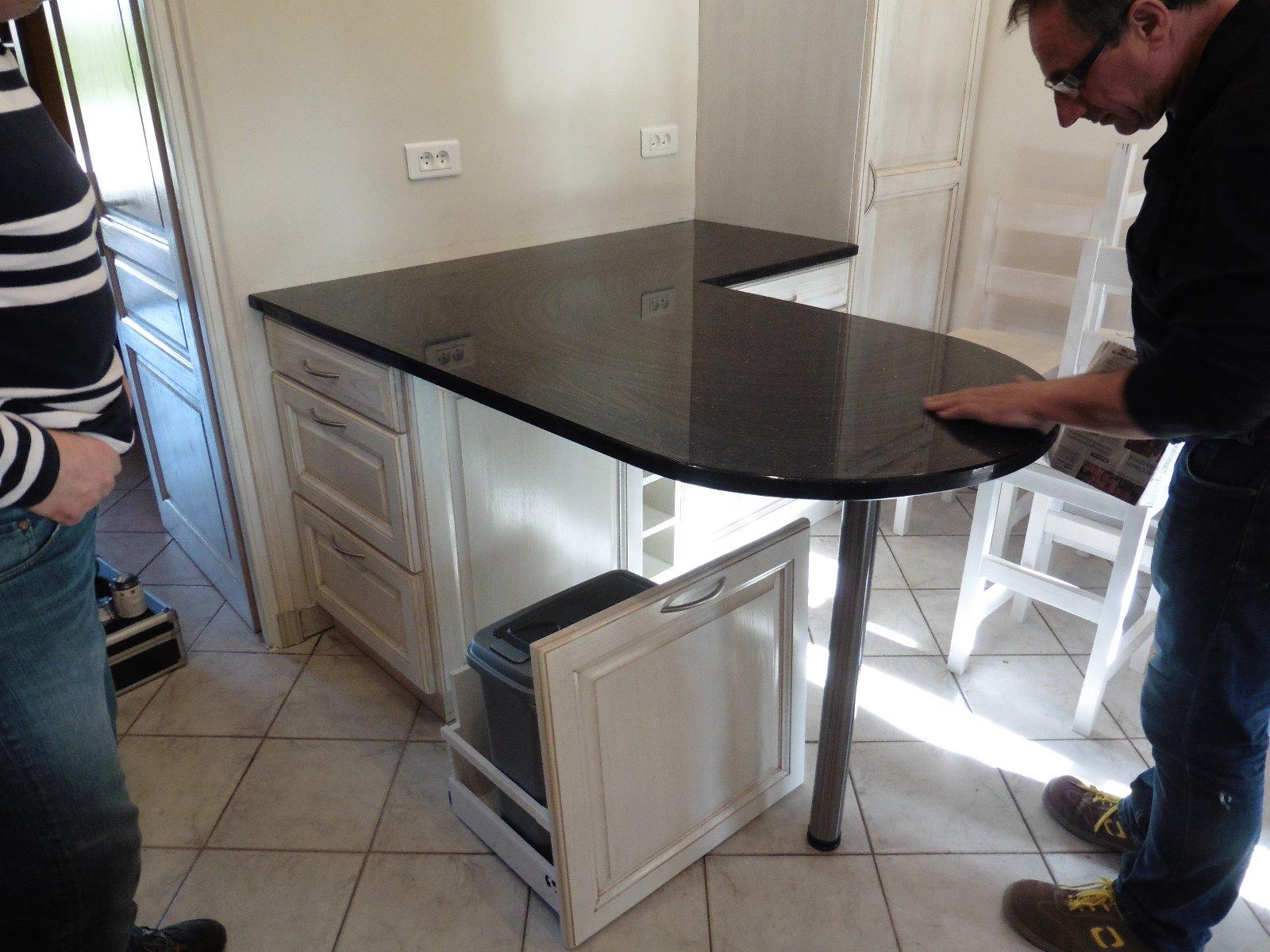 Pose de plan de travail et table en granit