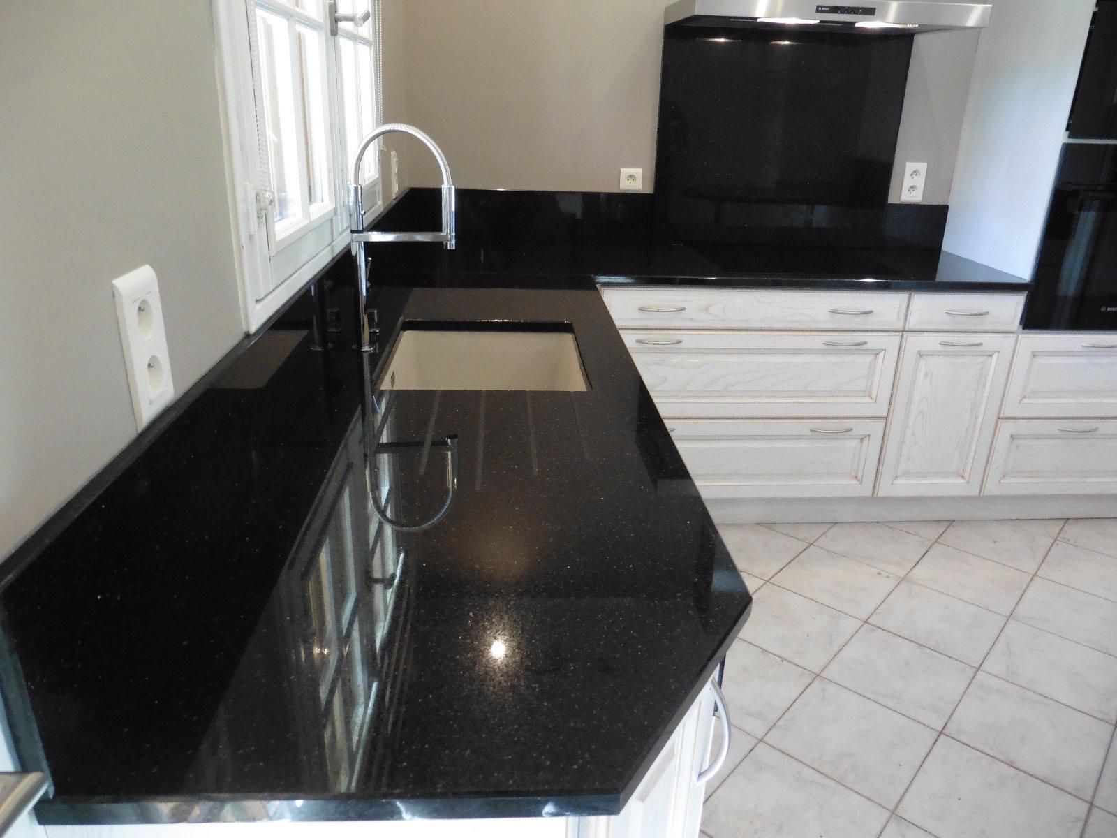 Pose de plan de travail en granit et finitions