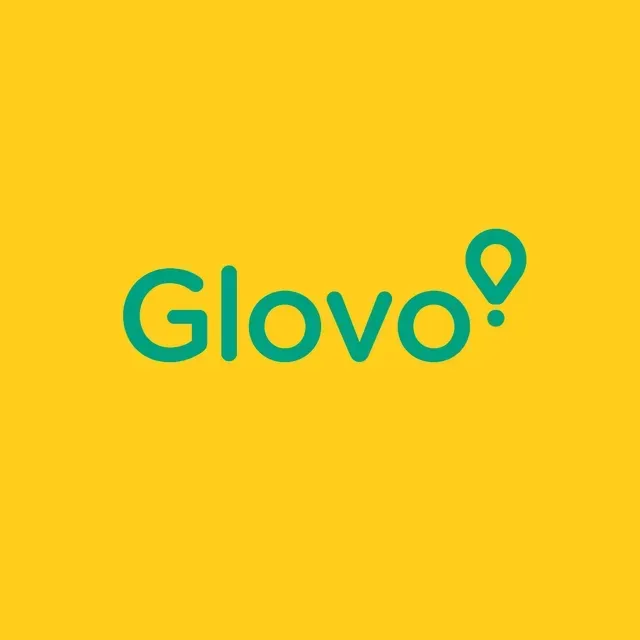 Logotipo de Glovo en color verde azulado sobre fondo amarillo.