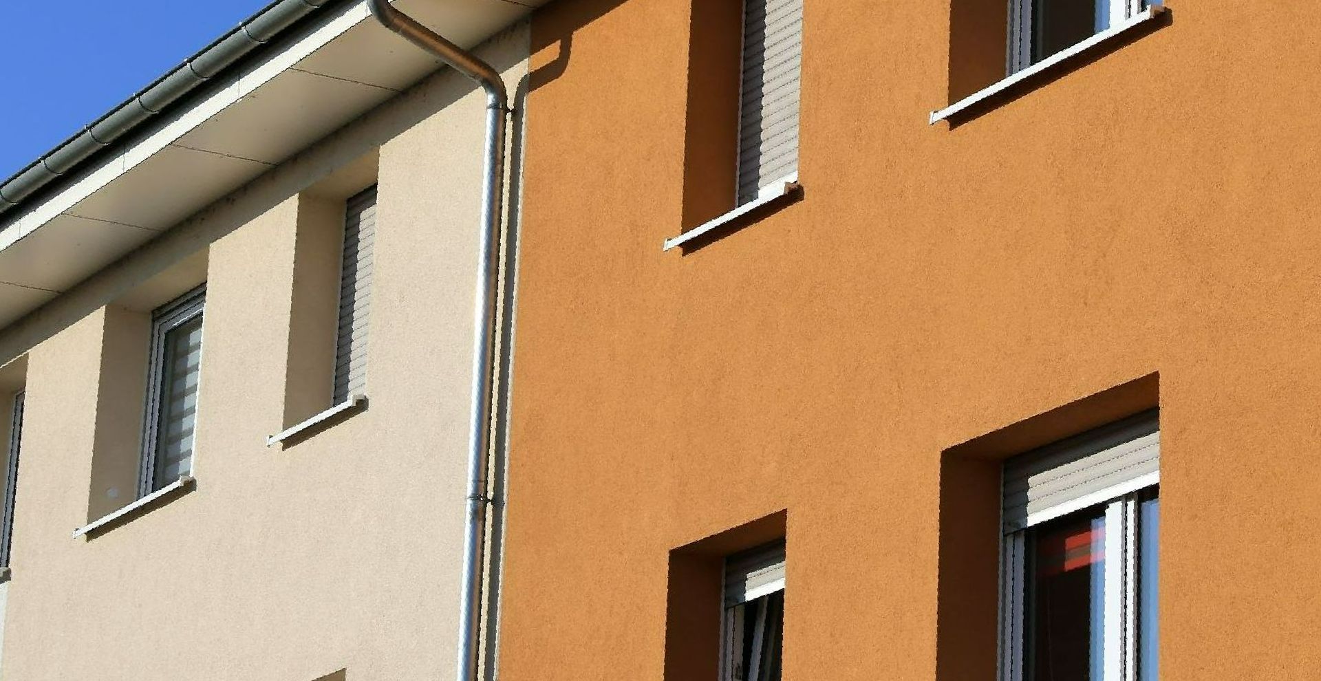 Façade d'un bâtiment orangée