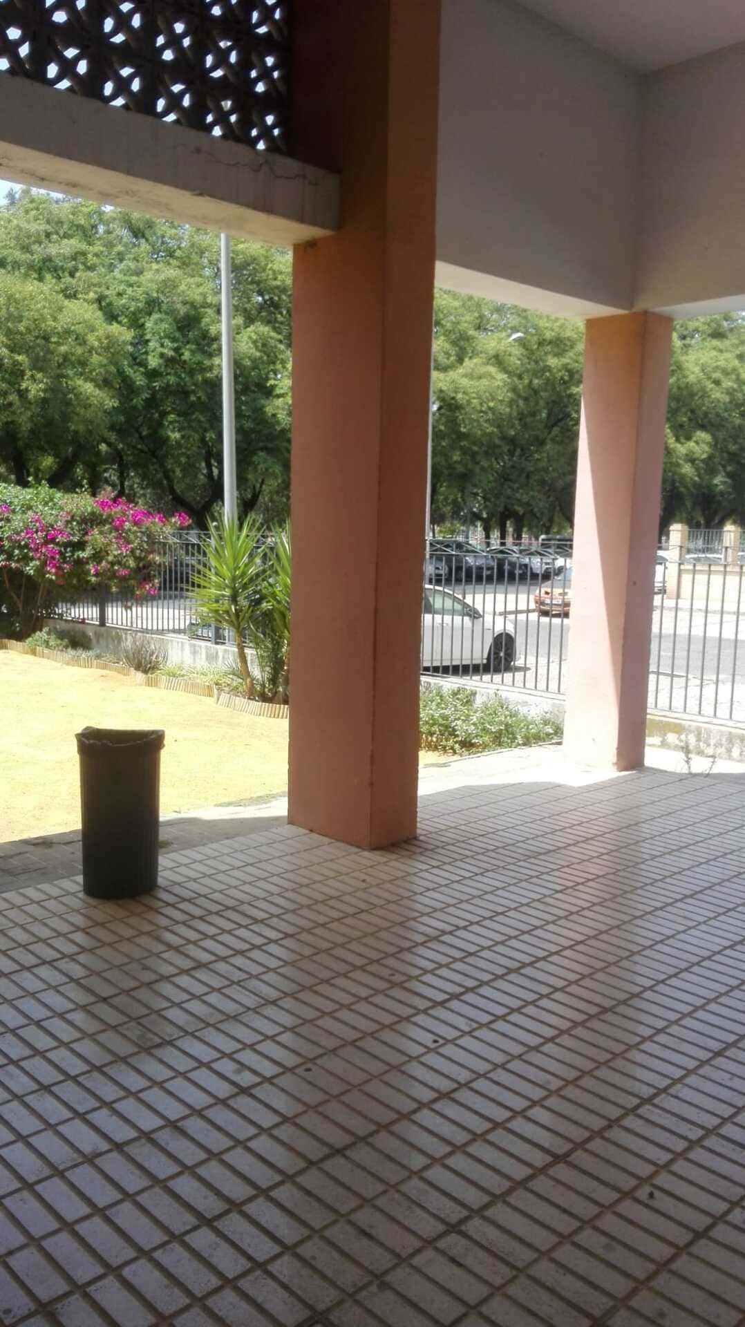 Hay un bote de basura en el suelo debajo de los pilares.