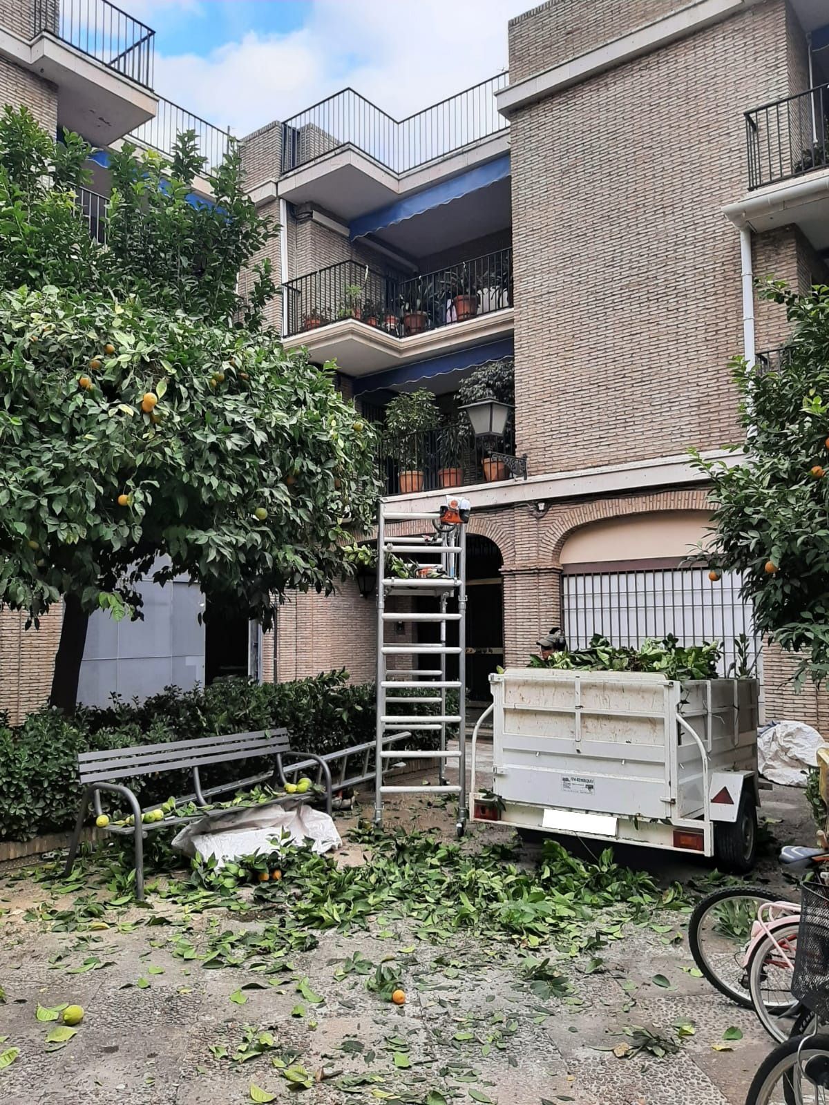 Un edificio de ladrillo con un remolque estacionado delante.
