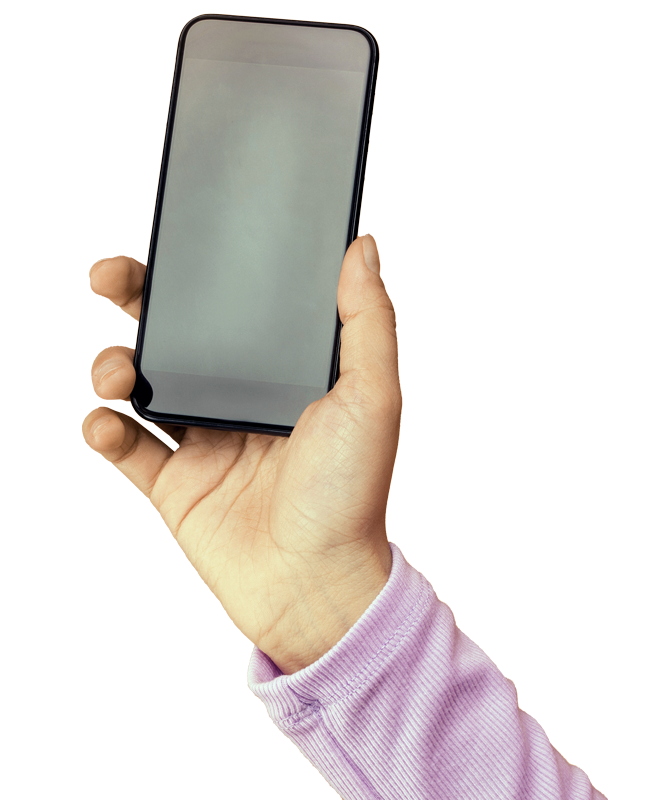 Una mano con una camisa morada sostiene un teléfono celular.