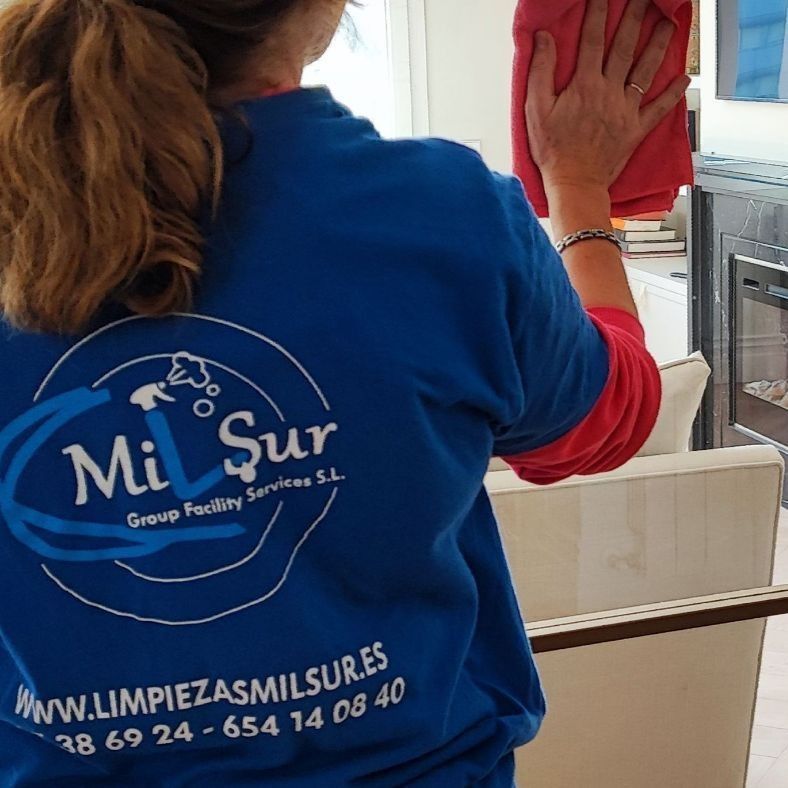 Una mujer que lleva una camisa azul que dice mi sur