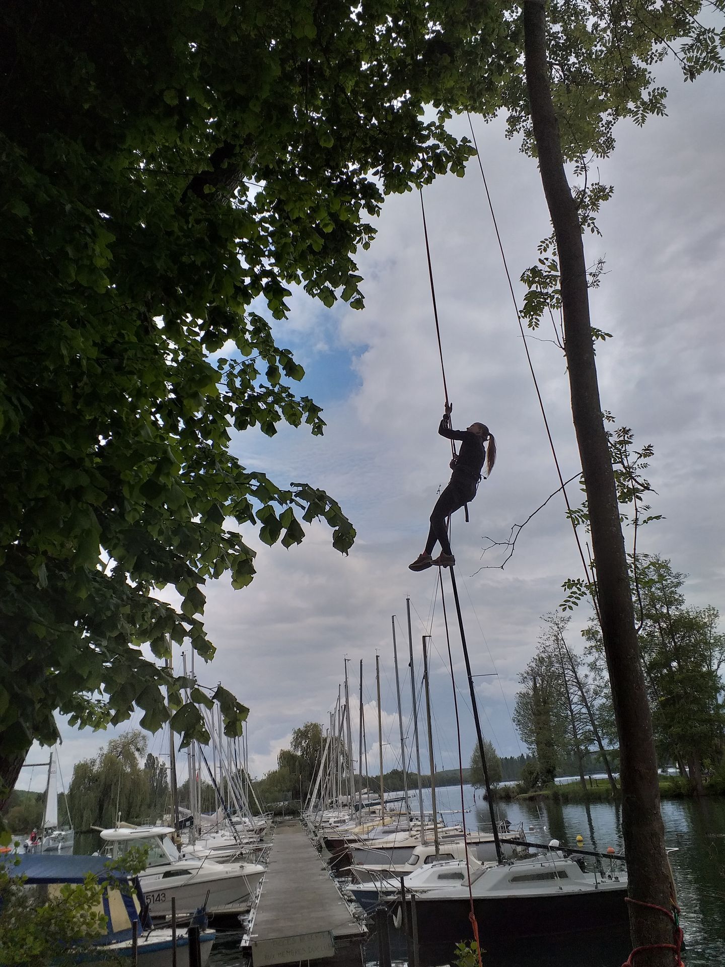 Un homme suspendu à une corde dans l'air