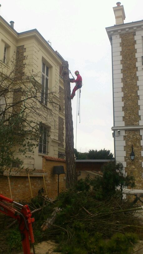 Un homme qui descend un bâtiment en rappel