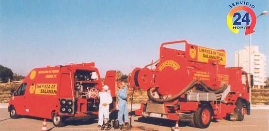 Una furgoneta roja con el número 24