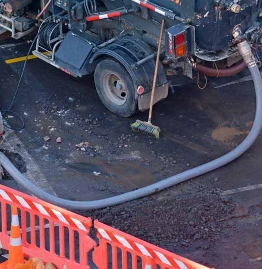 Una manguera está conectada a la parte trasera de un camión.