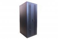 Un rack de servidor negro con dos puertas sobre un fondo blanco.