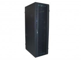 Un rack de servidores negro está sobre una mesa blanca.