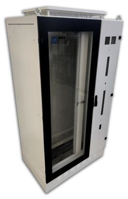 Un armario blanco con una puerta de cristal sobre un fondo blanco.