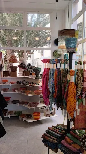 Un libro está sobre una mesa al lado de una corbata.