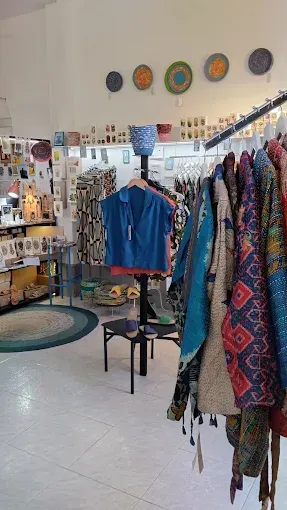 Dos etiquetas para la galería sartorial están en un trozo de tela