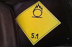 Un cartel amarillo con una llama y el número 5.1 en él.