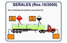 Una caricatura de un camión con remolque y carteles en él.