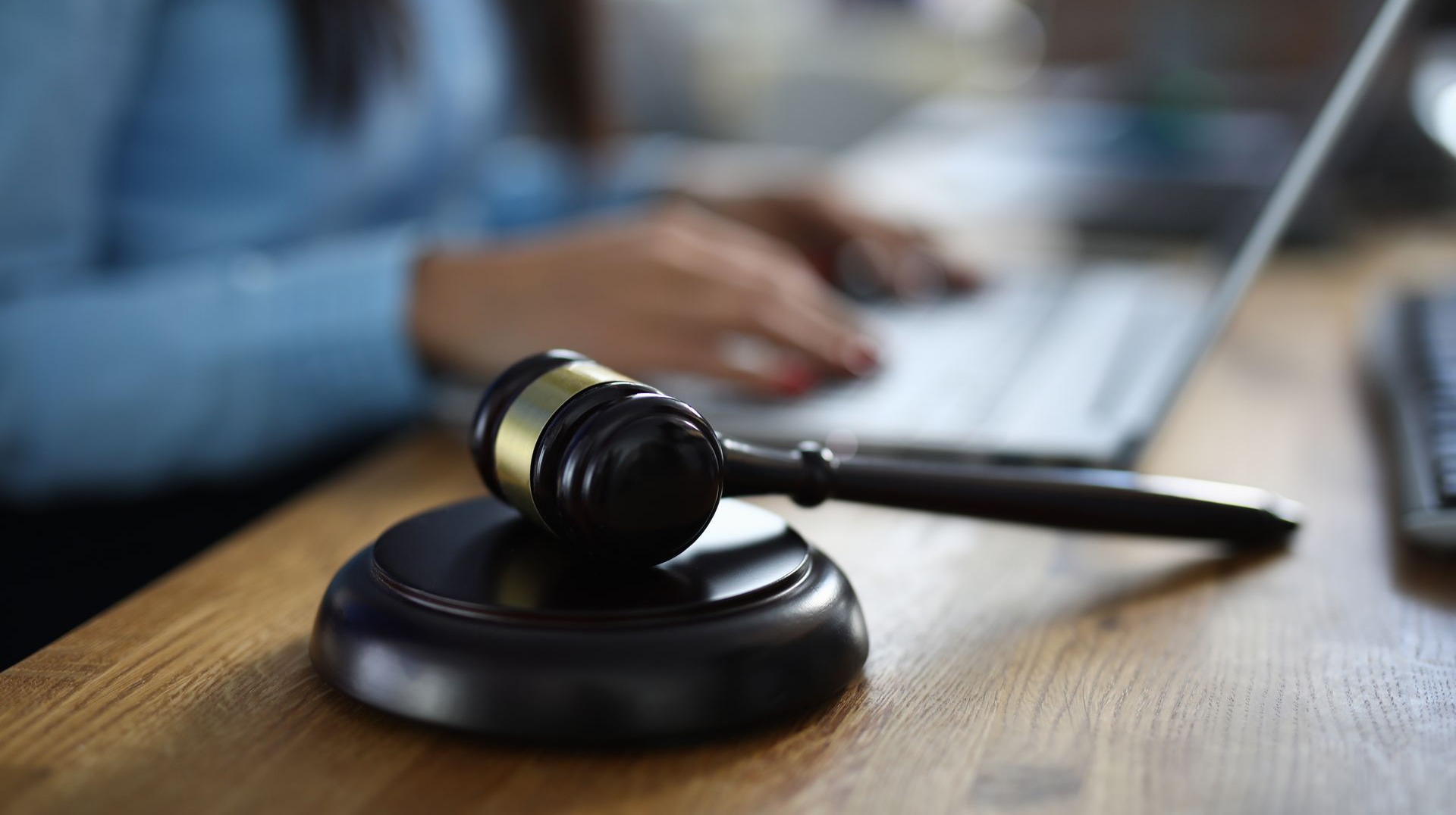 Marteau de la justice sur un bureau